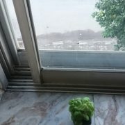 پوسه کردن رنگ زیر پنجره